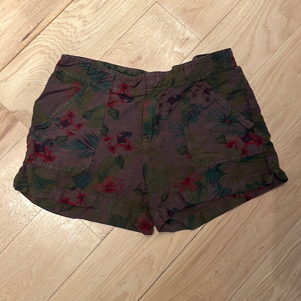 Sanctuary women’s shorts dark olive with floral print